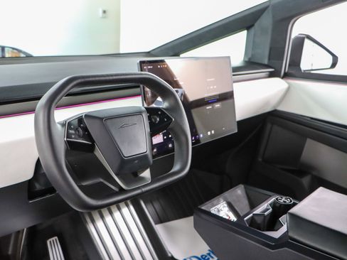 Used 2024 Tesla Cybertruck AWD Crew Cab image 20