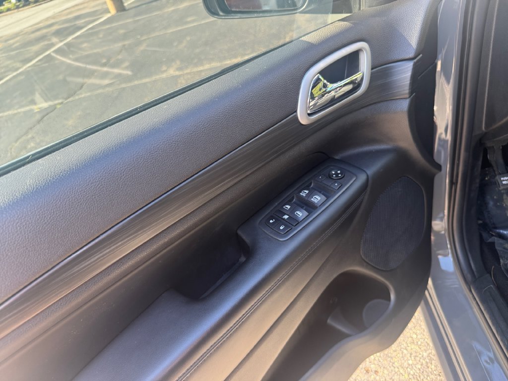 Used 2020 Jeep Grand Cherokee Altitude AWD/4WD image 21