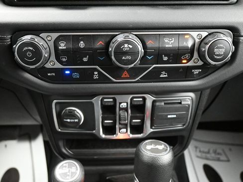 Used 2025 Jeep Wrangler Unlimited Sahara AWD/4WD image 19