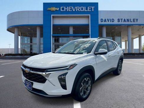 Used 2026 Chevrolet Trax LT FWD image 1