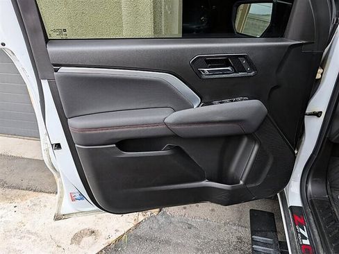Used 2024 Chevrolet Colorado Z71 w/ Z71 Convenience Package 2 AWD/4WD image 19