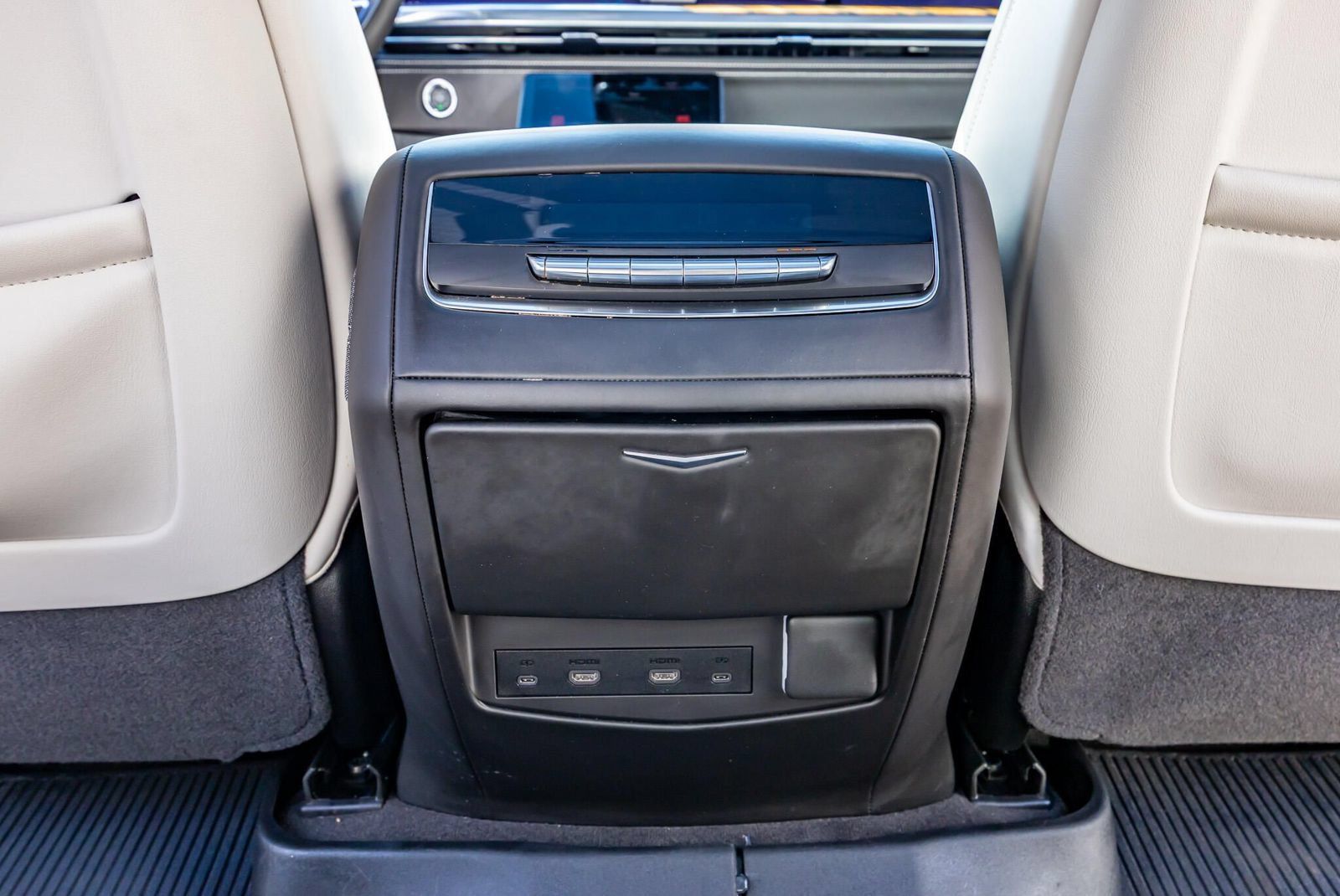 Used 2026 Cadillac Escalade Platinum Sport w/ LPO, Floor Liner Package AWD/4WD image 35