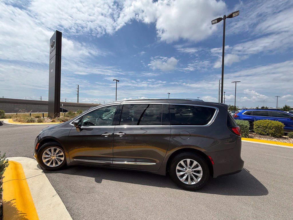 Used 2018 Chrysler Pacifica Touring-L FWD image 6