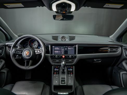 Certified 2025 Porsche Macan AWD/4WD image 25