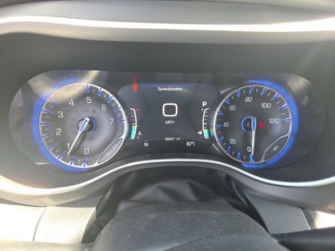 Used 2025 Chrysler Pacifica Select FWD image 2