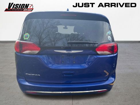 Used 2020 Chrysler Pacifica Touring-L w/ Tire & Wheel Group FWD image 6