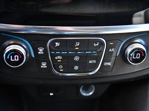Used 2021 Chevrolet Traverse LS FWD image 21