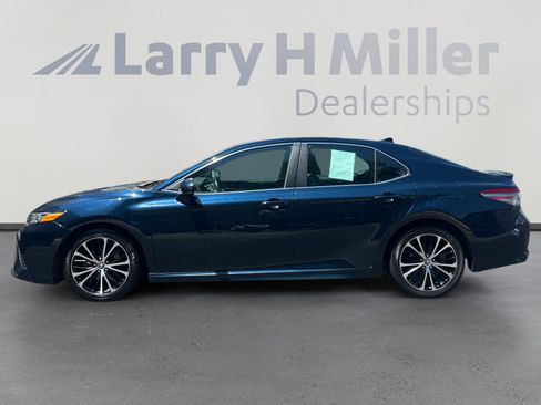 Used 2019 Toyota Camry SE FWD image 2