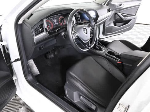 Used 2019 Volkswagen Jetta SE w/ Cold Weather Package image 17