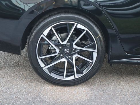 Used 2025 Nissan Sentra SR w/ SR Premium Package image 10