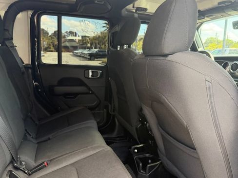 Used 2023 Jeep Gladiator Overland AWD/4WD image 17