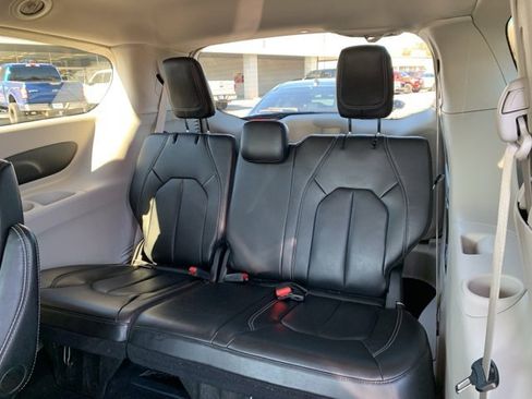 Used 2024 Chrysler Pacifica Touring-L image 10