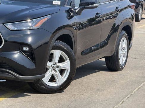 Certified 2024 Toyota Highlander LE FWD image 3
