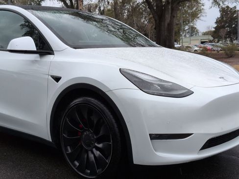 Used 2022 Tesla Model Y Performance image 9