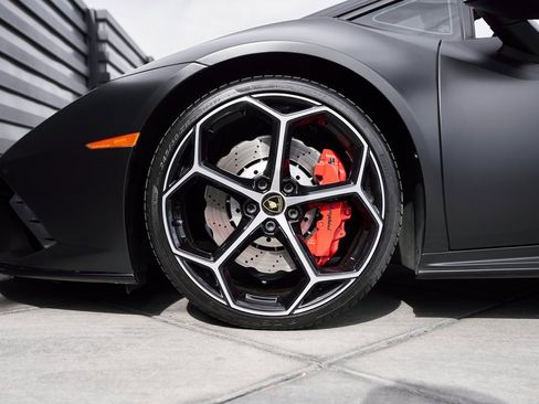 Used 2021 Lamborghini Huracan EVO image 3