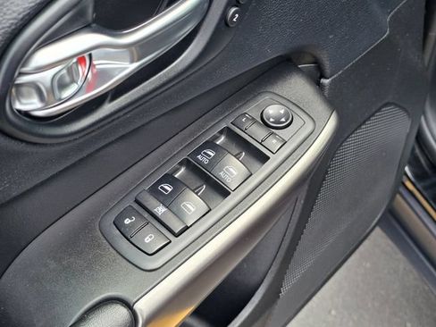 Used 2019 Jeep Cherokee Limited AWD/4WD image 10