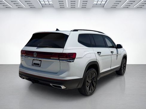 Used 2024 Volkswagen Atlas SE w/ Panoramic Sunroof Package FWD image 3