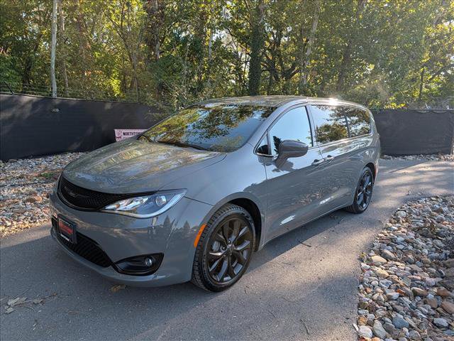 Used 2020 Chrysler Pacifica Touring w/ S Appearance Package FWD image 1