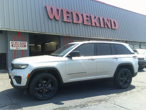 Used 2023 Jeep Grand Cherokee Altitude AWD/4WD image 3