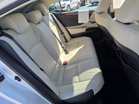 Used 2024 Lexus ES 300h w/ Luxury Package image 26