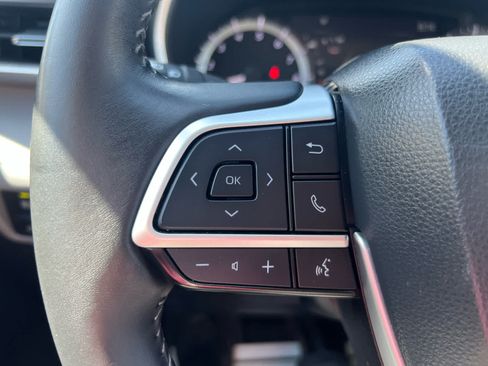 Used 2023 Toyota Highlander XLE FWD image 16