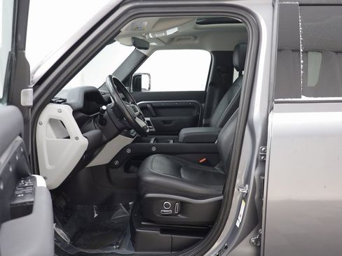 Used 2023 Land Rover Defender 130 SE image 5