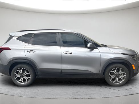 Used 2022 Kia Seltos EX AWD/4WD image 2