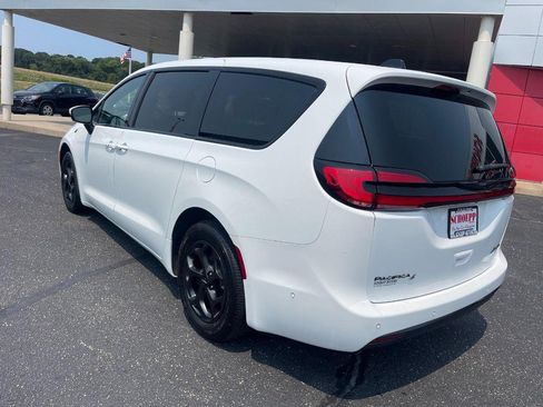 Used 2023 Chrysler Pacifica Touring-L w/ S Appearance Package FWD image 3