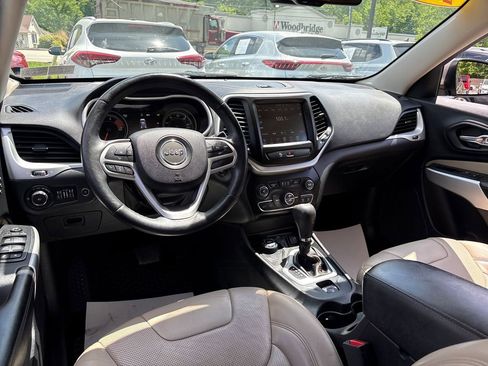 Used 2017 Jeep Cherokee Limited w/ Luxury Group AWD/4WD image 11
