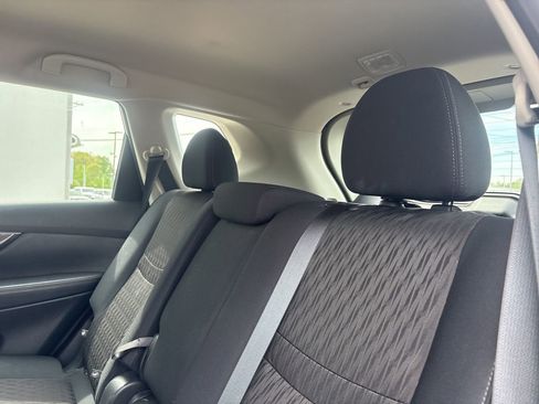 Used 2019 Nissan Rogue S image 4