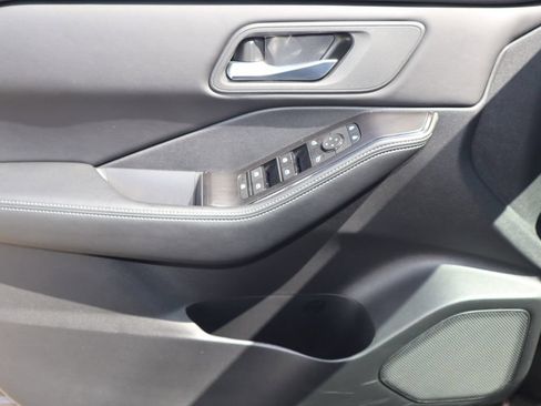 Certified 2025 Nissan Rogue SV AWD/4WD image 15