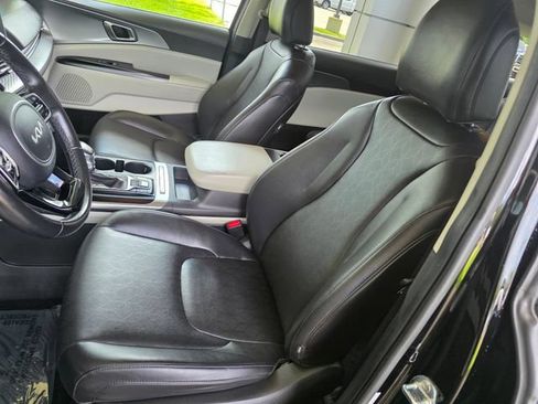 Used 2022 Kia Carnival LX FWD image 23