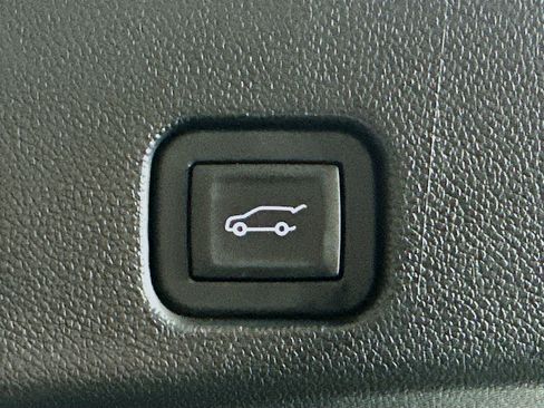 Used 2025 GMC Acadia Elevation image 30