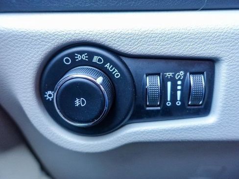 Used 2023 Chrysler Pacifica Touring-L image 25