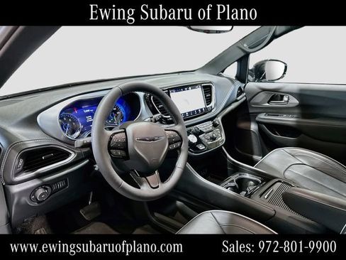 Used 2025 Chrysler Pacifica Limited FWD image 9