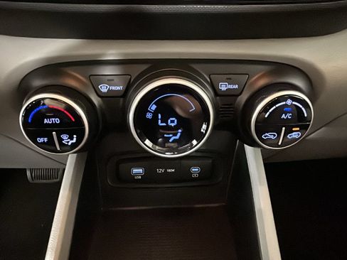 Certified 2023 Hyundai Venue SEL FWD image 26