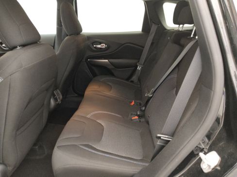 Used 2019 Jeep Cherokee Latitude w/ Popular Appearance Group image 18