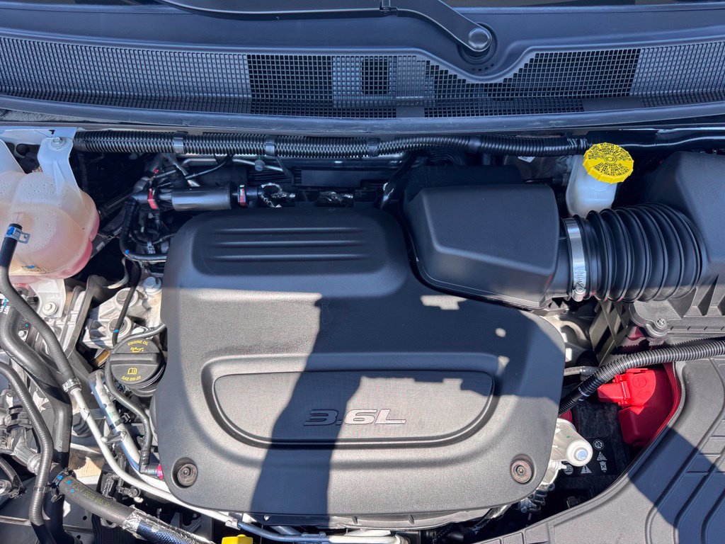 Used 2025 Chrysler Pacifica Select FWD image 33