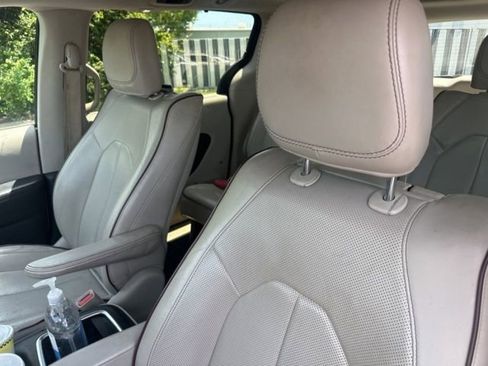 Used 2017 Chrysler Pacifica Limited FWD image 24