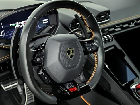 Used 2020 Lamborghini Huracan EVO RWD image 22