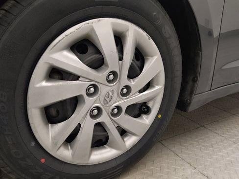 Used 2020 Hyundai Elantra SE FWD image 31