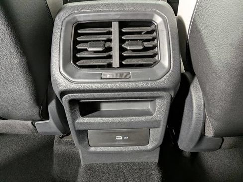 Used 2025 Volkswagen Taos SE AWD/4WD image 25
