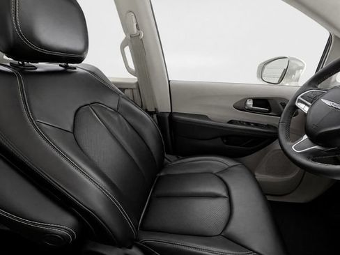 Used 2023 Chrysler Pacifica Touring-L FWD image 15