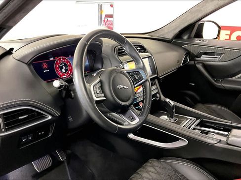 Used 2020 Jaguar F-PACE SVR image 16