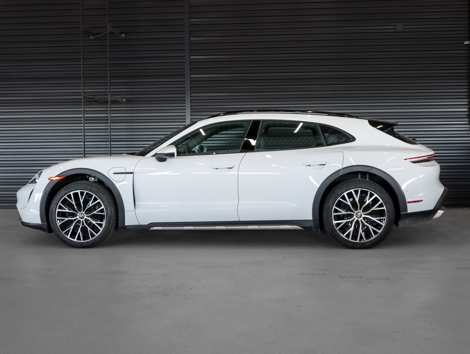 Used 2024 Porsche Taycan 4 Cross Turismo AWD/4WD image 2