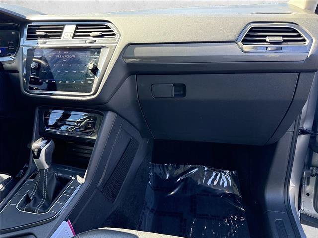 Used 2024 Volkswagen Tiguan SE w/ Panoramic Sunroof Package FWD image 24