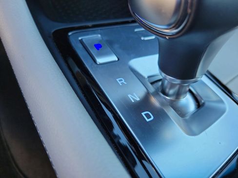 Used 2025 Genesis G70 2.5T image 31