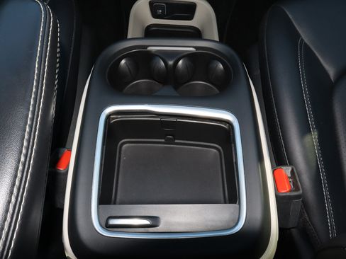 Used 2024 Chrysler Pacifica Touring-L FWD image 21