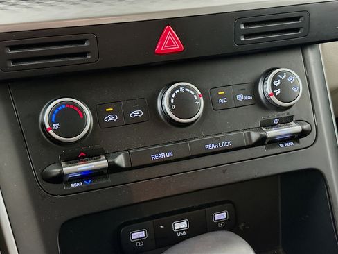 Used 2024 Kia Carnival LX image 23