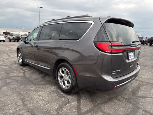 Used 2023 Chrysler Pacifica Limited image 2